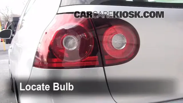 2008 Volkswagen Rabbit S 2.5L 5 Cyl. (2 Door) Éclairage Feux de marche arrière (remplacer une ampoule)